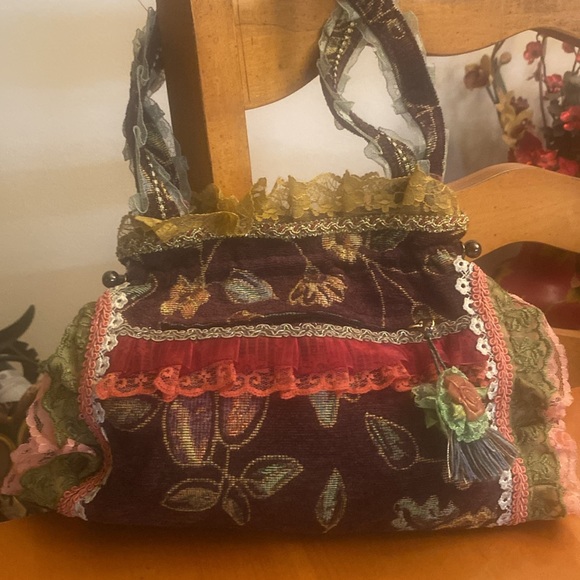 ❌❌SOLD❌❌ Vintage Grandma Carpet Bag Handmade Lace Tassels Flowers Gold Malon - Picture 8 of 16